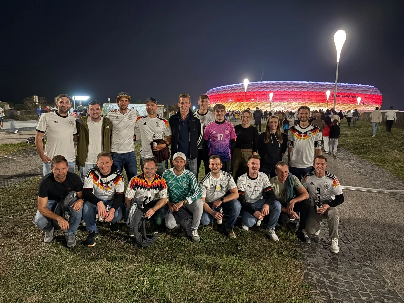 Die Trainer und Vertreter für den Jugendfußball vor der Münchner Allianz Arena